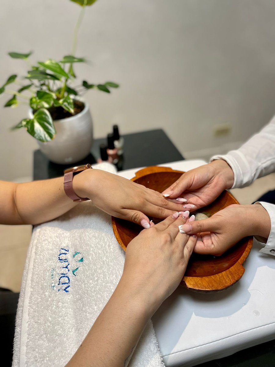 Hoy es el mejor momento para consentirte. Un servicio exclusivo en manos de profesionales que cuidan cada detalle de tu belleza. 

Más información: 099 958 6023  

#jwmarriottquito #peluquería #healthclub