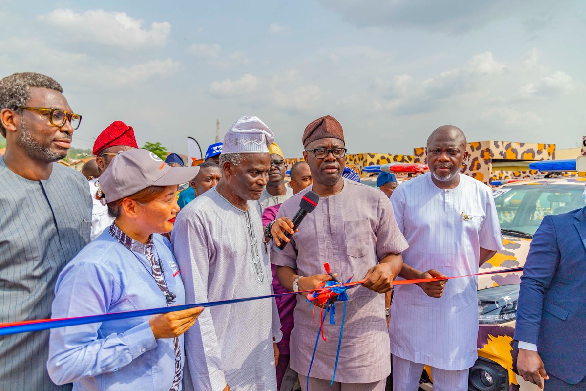 seyimakinde's tweet photo. We handed over 100 operational vehicles to the Oyo Amotekun Corps this afternoon. Our administration remains committed to ensuring that we support Amotekun who are working collaboratively with other security agencies to keep our dear state safe and secure. https://t.co/yBpBByGRQq