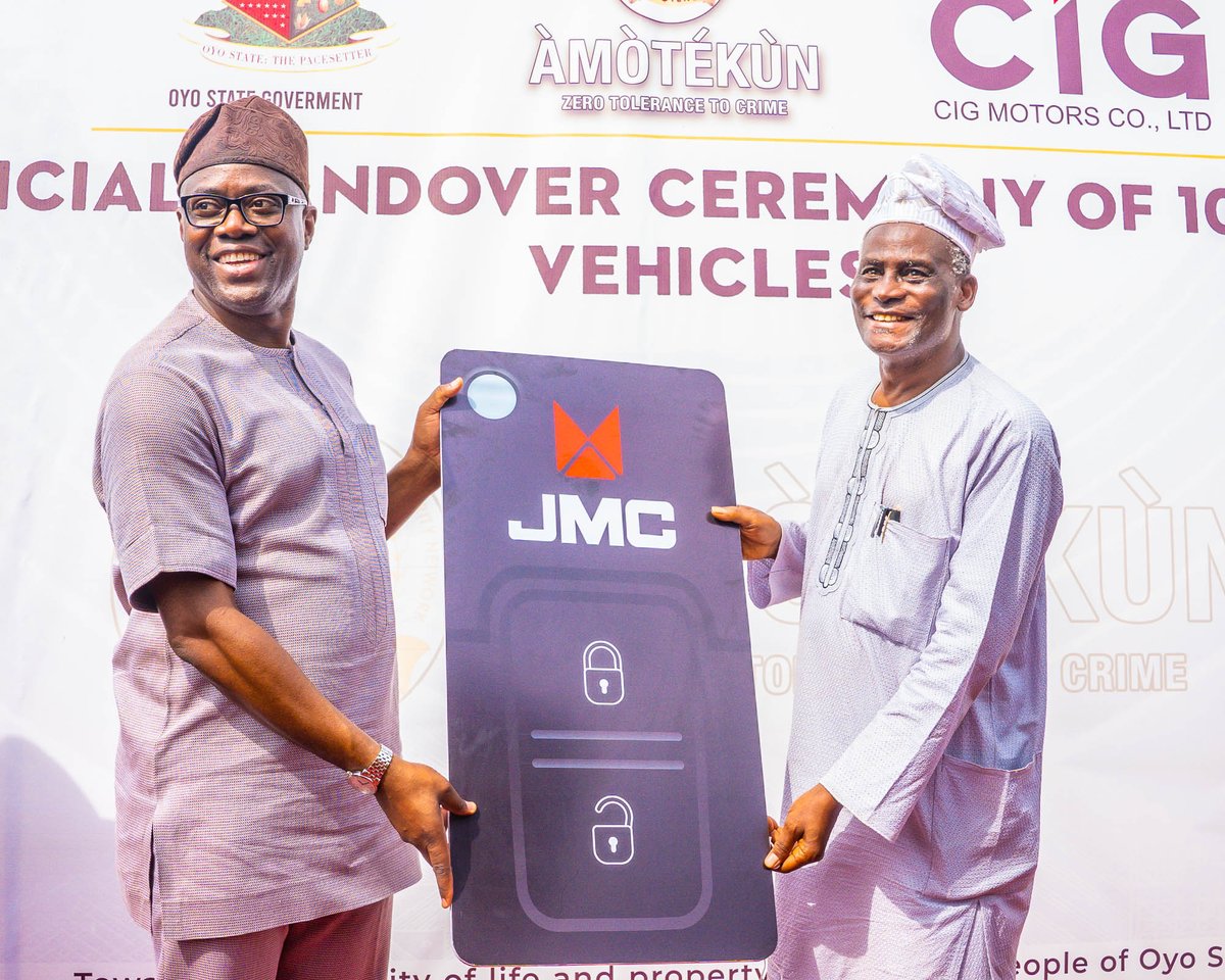 seyimakinde's tweet photo. We handed over 100 operational vehicles to the Oyo Amotekun Corps this afternoon. Our administration remains committed to ensuring that we support Amotekun who are working collaboratively with other security agencies to keep our dear state safe and secure. https://t.co/yBpBByGRQq