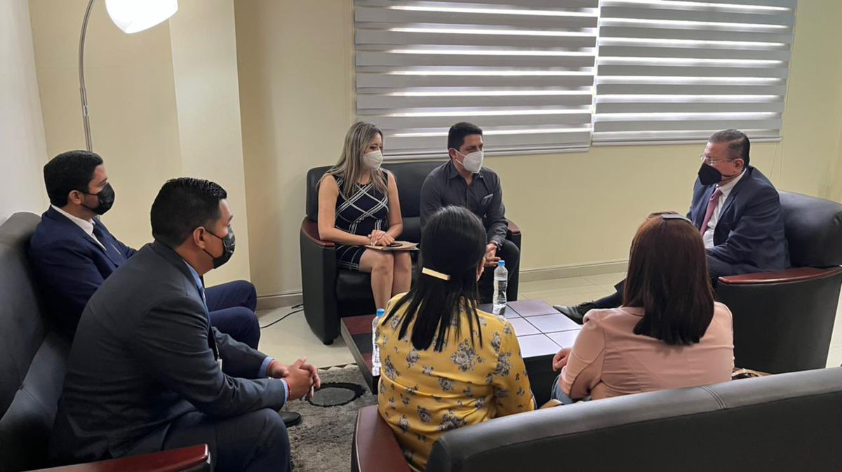 ManabiCJ's tweet photo. El Dir. Prov. de @ManabiCJ, @VerdiCevallos, el Dir. Ámbito Disciplinario, @shamir_steban y la Dir. Nacional de Mediación, @Sylvi_ta, se reúnen con el alcalde de #Portoviejo, @CasanovaAlcalde, para articular acciones que aporten al fortalecimiento de la #Mediación en el cantón. https://t.co/n26K5UJymO