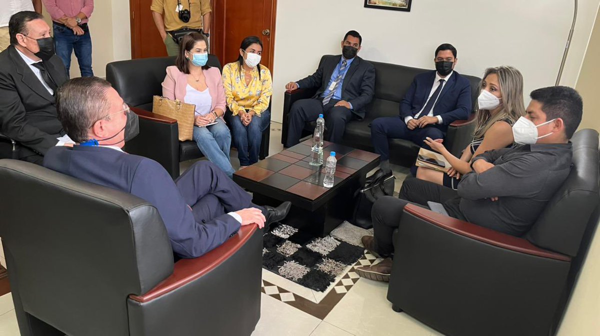 ManabiCJ's tweet photo. El Dir. Prov. de @ManabiCJ, @VerdiCevallos, el Dir. Ámbito Disciplinario, @shamir_steban y la Dir. Nacional de Mediación, @Sylvi_ta, se reúnen con el alcalde de #Portoviejo, @CasanovaAlcalde, para articular acciones que aporten al fortalecimiento de la #Mediación en el cantón. https://t.co/n26K5UJymO