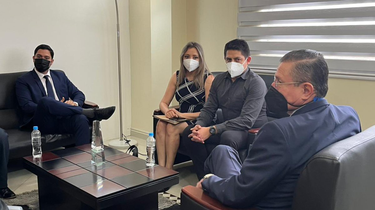 ManabiCJ's tweet photo. El Dir. Prov. de @ManabiCJ, @VerdiCevallos, el Dir. Ámbito Disciplinario, @shamir_steban y la Dir. Nacional de Mediación, @Sylvi_ta, se reúnen con el alcalde de #Portoviejo, @CasanovaAlcalde, para articular acciones que aporten al fortalecimiento de la #Mediación en el cantón. https://t.co/n26K5UJymO