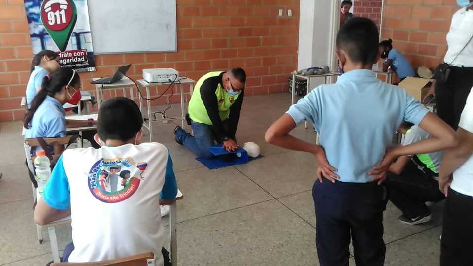 #Araguaven911 |Este #1Abr realizó una capacitación de primeros auxilios a los alumnos de Liceo Bolivariano Robert Sierra, donde se explico y practico el RCP, tanto para adultos y bebés, actividad guiada por el May (B). Ithiel Altuve. Aprobado por la Lic. Trina Arteaga; Directora.