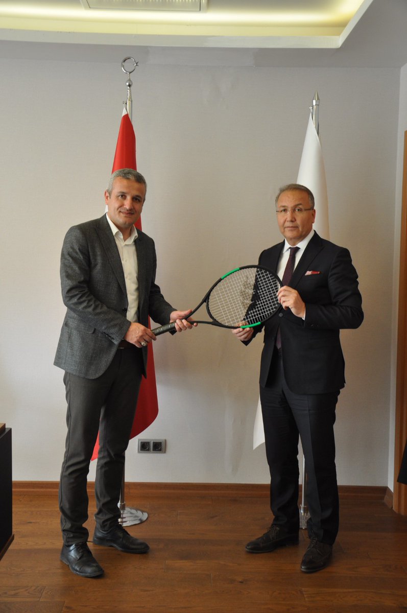 Iğdır/Karakoyunlu Gençlik ve Spor İlçe Müdürü Erdinç Güraras Federasyonumuza ziyarette bulundu.

Sayın Güraras ile geçtiğimiz sene Iğdır Kayısı Cup'a başarıyla ev sahipliği yapan Iğdır'da gerçekleştireceğimiz yeni organizasyonlar ve Iğdır'da tenisin gelişimiyle ilgili görüştük.