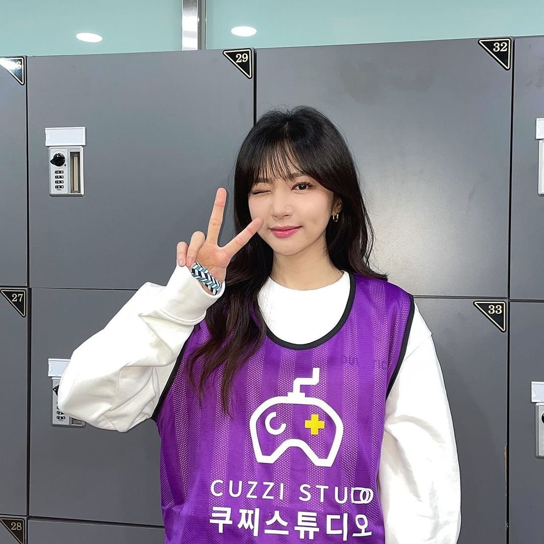 updates_laboum's tweet photo. 「☕: 220401
🥛Update Instagram LABOUM (OfficialLABOUM)📷💛」
Translated Caption:
[#/HaeIn]

Take HaeIn-ie's V (with the mix of cute and soft voice tone)✌🏻
Latte, let's be together next week!🎳

#/LABOUM
#/YouHaveToSprayItToBuyIt https://t.co/zpXFyajXkW