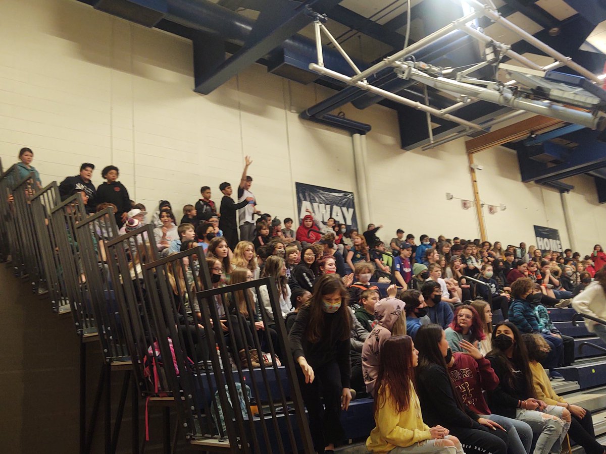 VerkeyJodie's tweet photo. MS Blue Bash could be heard from miles away! #sfcsdproud https://t.co/u8puWhDH9I