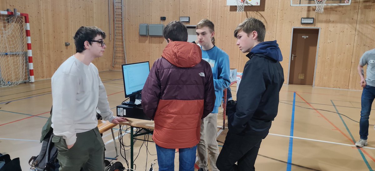 Aujourd'hui salon de l'orientation dans une école sœur pour les élèves du premier degré. Les élèves parlent aux élèves 😁👩‍💻💻