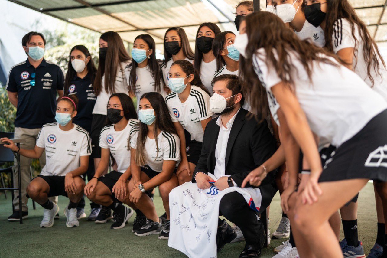 Gabriel Boric posa en foto grupal junto a todas las jugadoras de la selección chilena femenina sub 17.