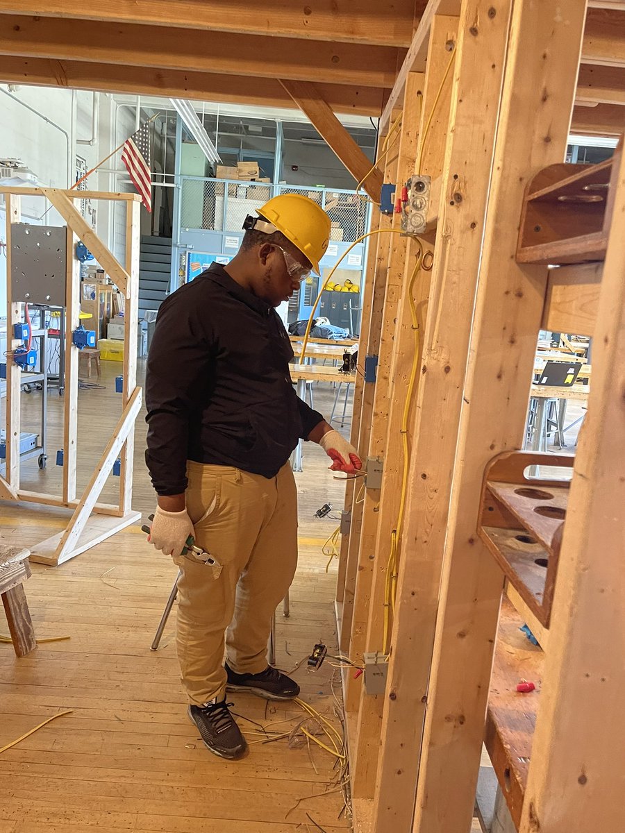 HighMervo's tweet photo. Electrical Pathway Perfection! Our classrooms are living and students are learning the career essentials #mustangsmakingmoves https://t.co/mwnomgMzQC