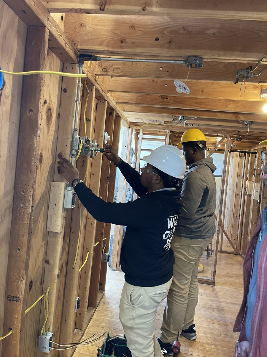 HighMervo's tweet photo. Electrical Pathway Perfection! Our classrooms are living and students are learning the career essentials #mustangsmakingmoves https://t.co/mwnomgMzQC