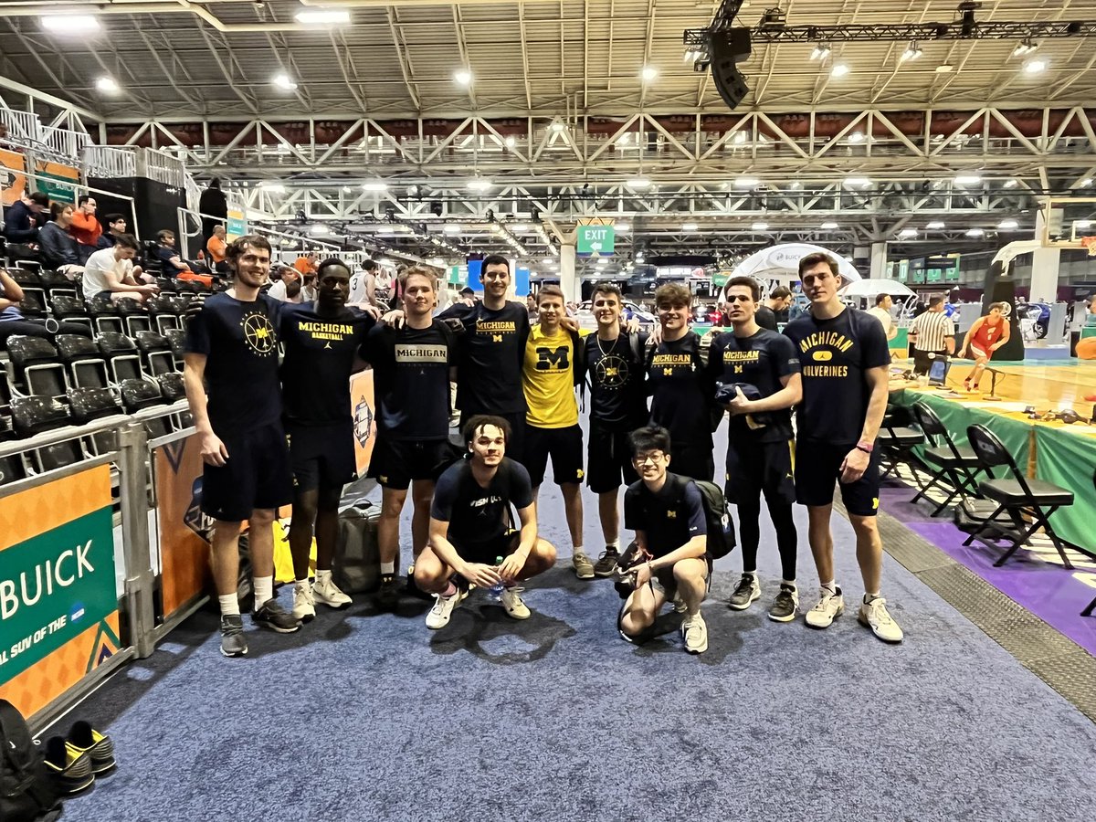 saddiwashington's tweet photo. @UmichBballMGRs @umichbball Mgrs game #1 in the books in a THRILLING dbl OT victory and 1st ever tourney win. #Final4 #GoBlue〽️ https://t.co/8xDOeZPqWh