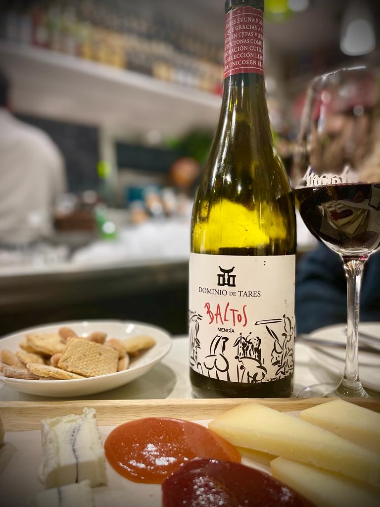 ¡Empezamos #findesemana en #Madrid, con nuestro 🍷 Baltos en La Castela, una de las tabernas más famosas por dónde han pasado ilustres personalidades... ¡Merece la pena disfrutar de su gastronomía🍽️!

#winelover #gastro #ElBierzo <a href="/DOBierzo/">C.R.D.O. Bierzo</a>