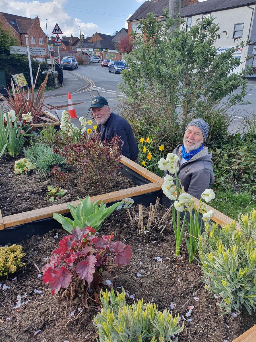 bclibrary1's tweet photo. These lovely chaps have been busy making sure that our fabulous #FriendlyBench stays in tip-top condition. Thanks Phil 1 and Phil 2 (as in Thing 1 and Thing 2 / Cat in the hat 📕) @Friendly_Bench https://t.co/MxK0iXEz0V