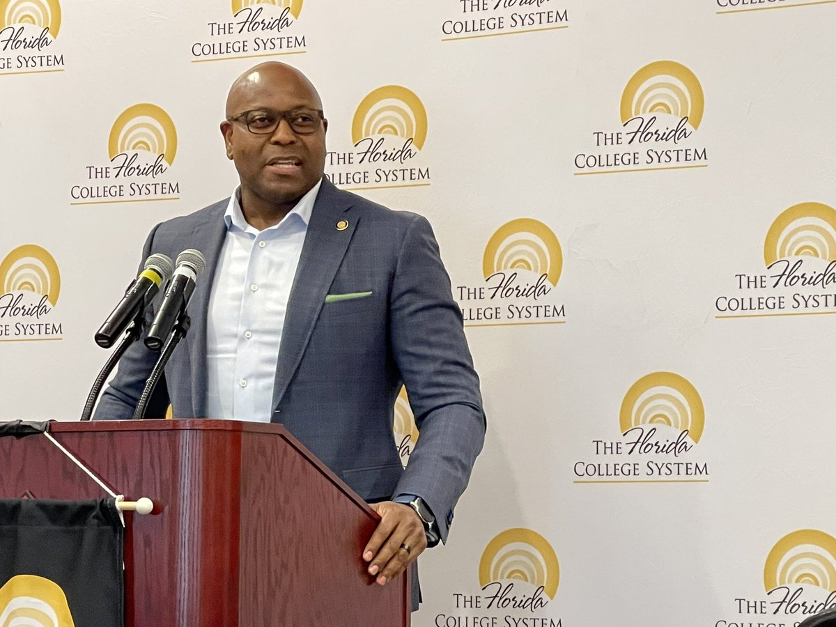 kplinske's tweet photo. @valenciacollege we’re excited for our 2022 All-Florida Academic Team! Thanks Trustee @JohnFDavisJD, Senior Chancellor @HenmackIII, and @FLCollegeSystem Chancellor Kathy Hebda for recognizing our students! #FLAcademicTeam https://t.co/DBPKXPiDni