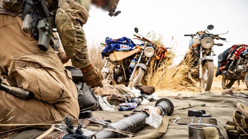 fabsenbln's tweet photo. #Mali: A 🇫🇷 🇨🇿 Task Force #Takuba Group conducted a joint operation in the area of #InAraban, with support of Tiger helicopters. In the Erenga Valley „several terrorists“ were killed.
„9 motorbikes, 1 pickup, 4 long weapons, 1 RPG rocket launcher, numerous munitions“ seized. https://t.co/KHMp8mOE8P