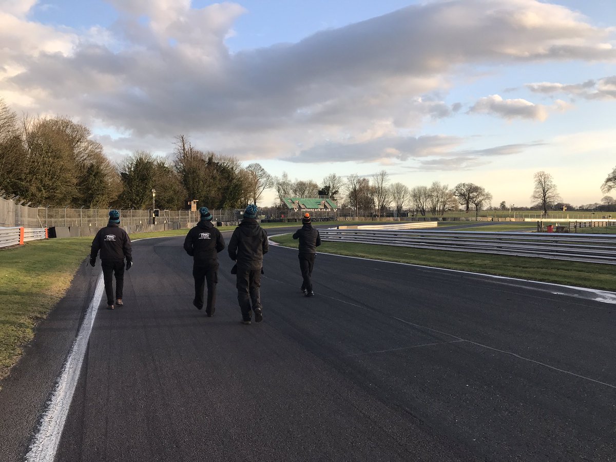 MaxMonkeyWG's tweet photo. Beautiful evening for a track walk @oultonparkofficial ☀️🥶
#ForTim #ForTimForLife #UKLegend57 #WillGibson #RacingIsLife #LegendsCars #TeamGibson #Team57 #Car57 #LegendsRacingUK #Motorsport https://t.co/2MULeNK6TE