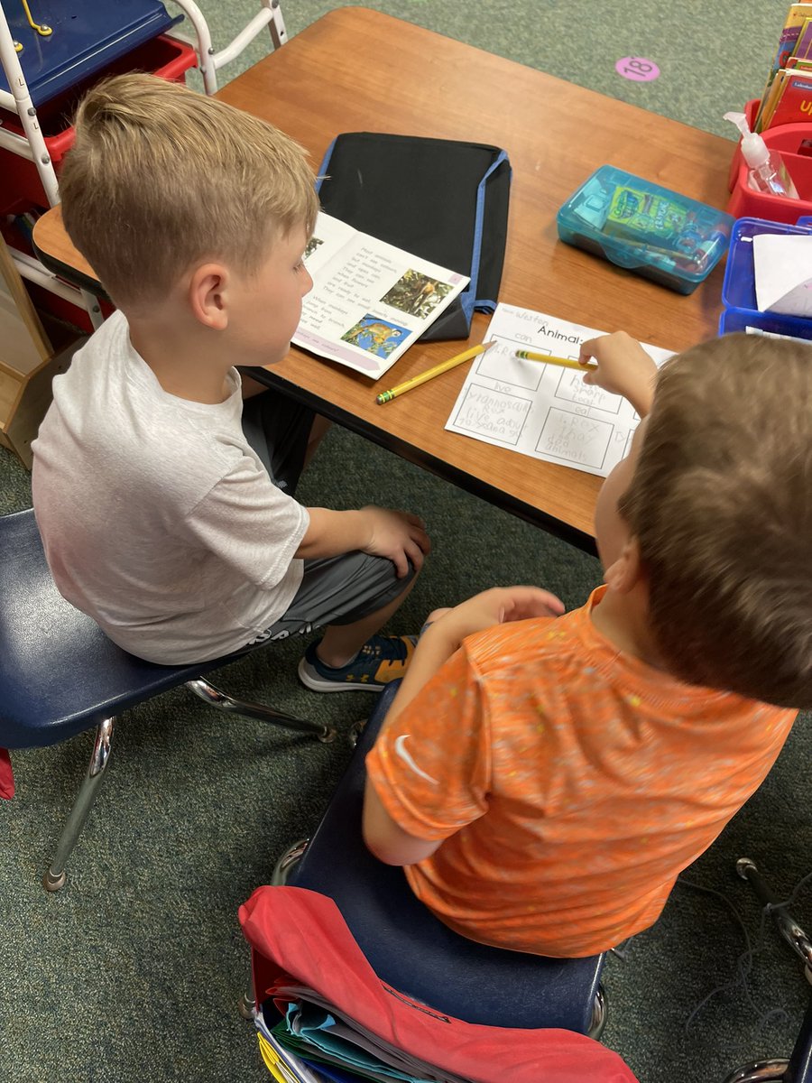 HubbertKelli's tweet photo. Kindergarten research for informational books 📝 using library books &amp; Pebble Go https://t.co/OEzpqLW6tD