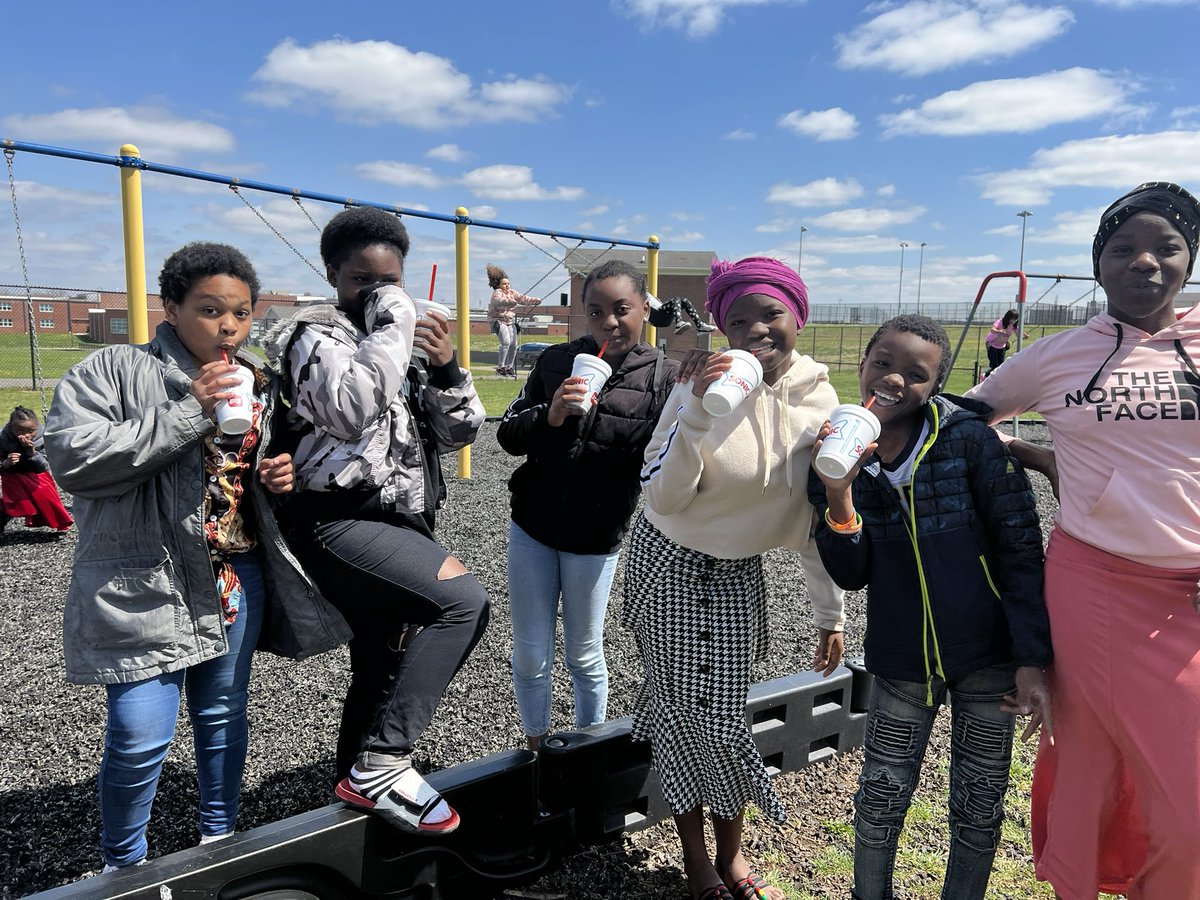 ahoff1538's tweet photo. Celebrating the Book Fair Color War! Thank you @WELibrary1 for the slushies! @Warren_Elem @perkinsonreads https://t.co/ho2eRgrsft