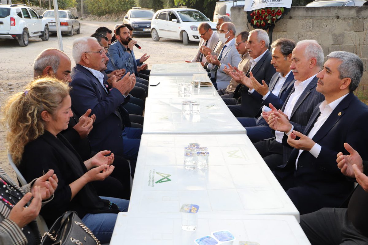 alicumhurtaskin's tweet photo. #Akdeniz #Akdam Mahalle Muhtarımız Yonca Kalınlı'nın vefat eden babası Niyazi Kalınlı için Akdeniz Kaymakamımız ve Akdeniz Belediye Başkanımız ile taziye ziyaretinde bulunduk.
Merhuma Cenab-ı Hak’tan rahmet, başta muhtarımız olmak üzere ailesine sabır ve başsağlığı diliyorum. https://t.co/rqq09VmXbb