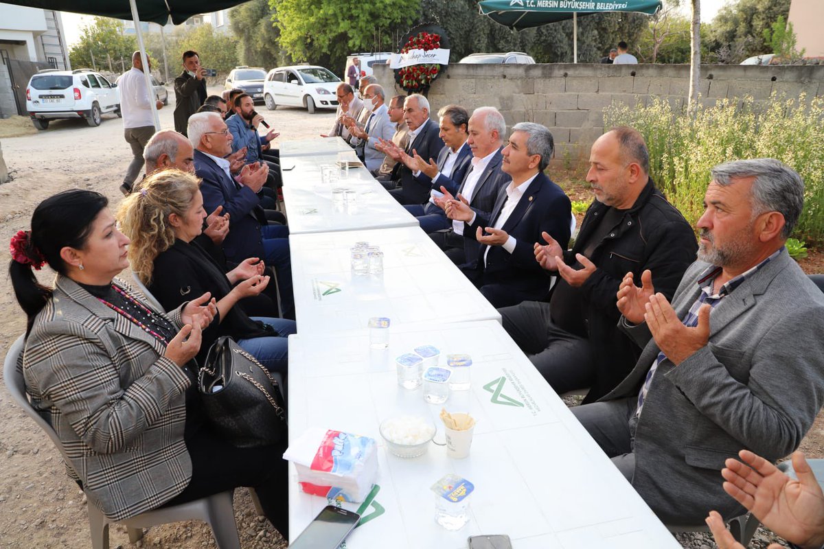 alicumhurtaskin's tweet photo. #Akdeniz #Akdam Mahalle Muhtarımız Yonca Kalınlı'nın vefat eden babası Niyazi Kalınlı için Akdeniz Kaymakamımız ve Akdeniz Belediye Başkanımız ile taziye ziyaretinde bulunduk.
Merhuma Cenab-ı Hak’tan rahmet, başta muhtarımız olmak üzere ailesine sabır ve başsağlığı diliyorum. https://t.co/rqq09VmXbb