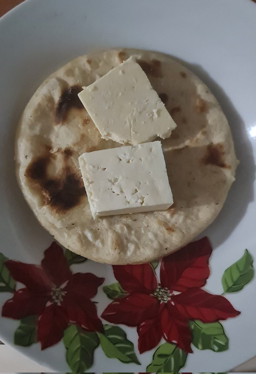 Pasé a la tortillería a comprar tortillas, mi sorpresa fue que la señora me dice: "le voy a regalar una tortilla con queso"... le digo Y ese milagro, ella con lágrimas en los ojos dice: "niña Maribel la mujer que venía a cobrar la renta la agarraron y al hijo también."