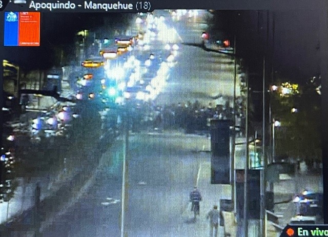 TTISantiago's tweet photo. (20.48) Tránsito suspendido en Apoquindo, al poniente, altura Manquehue, por presencia de hinchas a la altura de Rosario Norte. Opte por alternativas #LasCondes https://t.co/uw2tJe4h1k