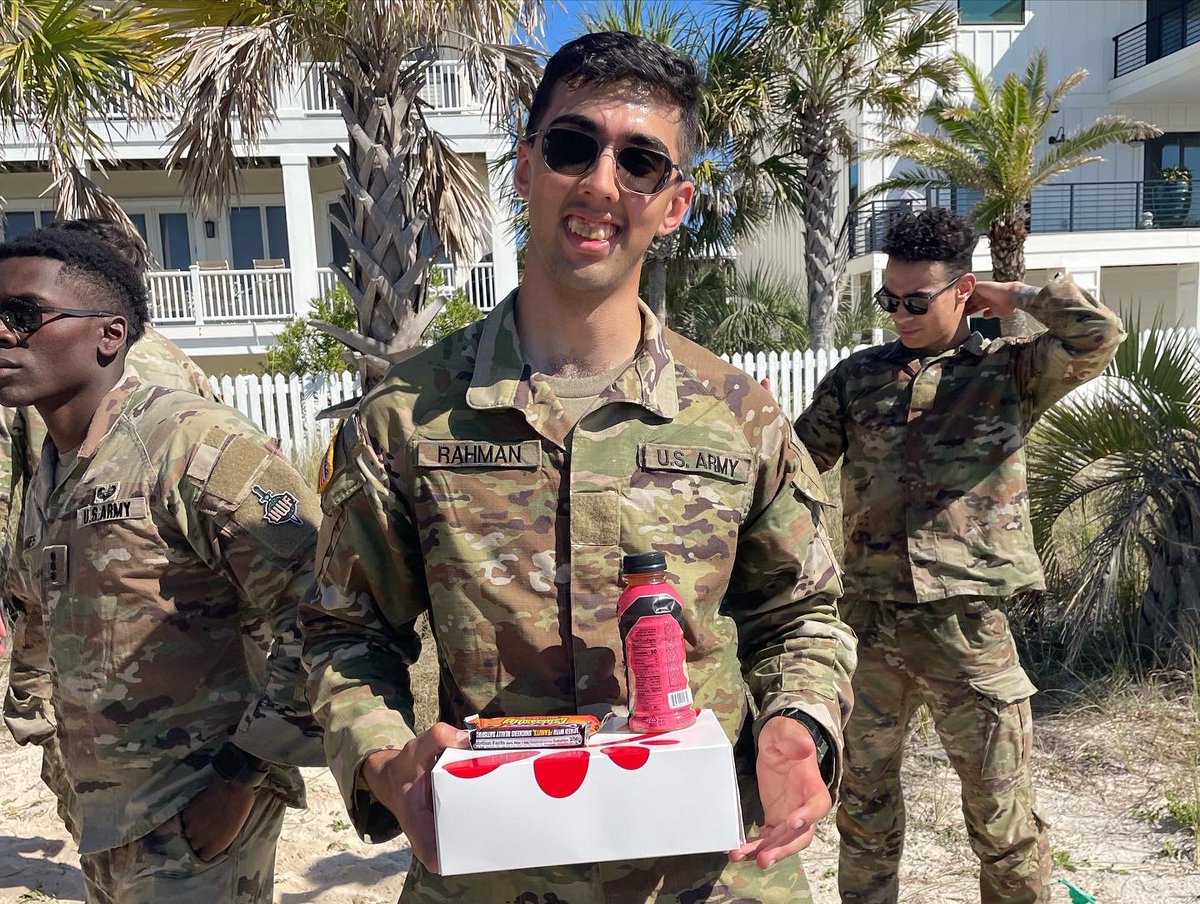 ArmyUwf's tweet photo. Today, UWF Cadets completed their culminating accomplishment for the semester- the 12 mile ruck march. Where better to conduct a march than the sandy white beaches of Pensacola?  Afterwards, Cadets enjoyed breakfast courtesy of their instructors. @6thBdeArmyROTC  #resilience https://t.co/d2ShmbHo1M