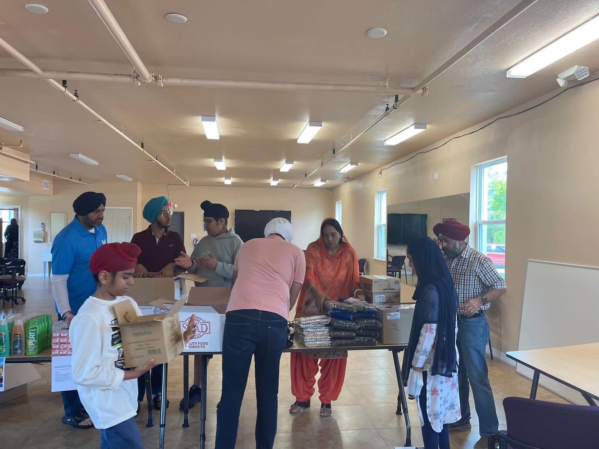 KhalsaAidUSA's tweet photo. Khalsa Aid Florida prepared 120+ Hygiene kits for The March Florida Rescue Outreach Mission project. The mission has 114 beds occupied 100% of the time.
70 men
30 women
14 Children will benefit  from Hygiene kits

#hygienekits #volunteers #florida #khalsaaidusa #khalsaaaid https://t.co/Z0WSHphTgq