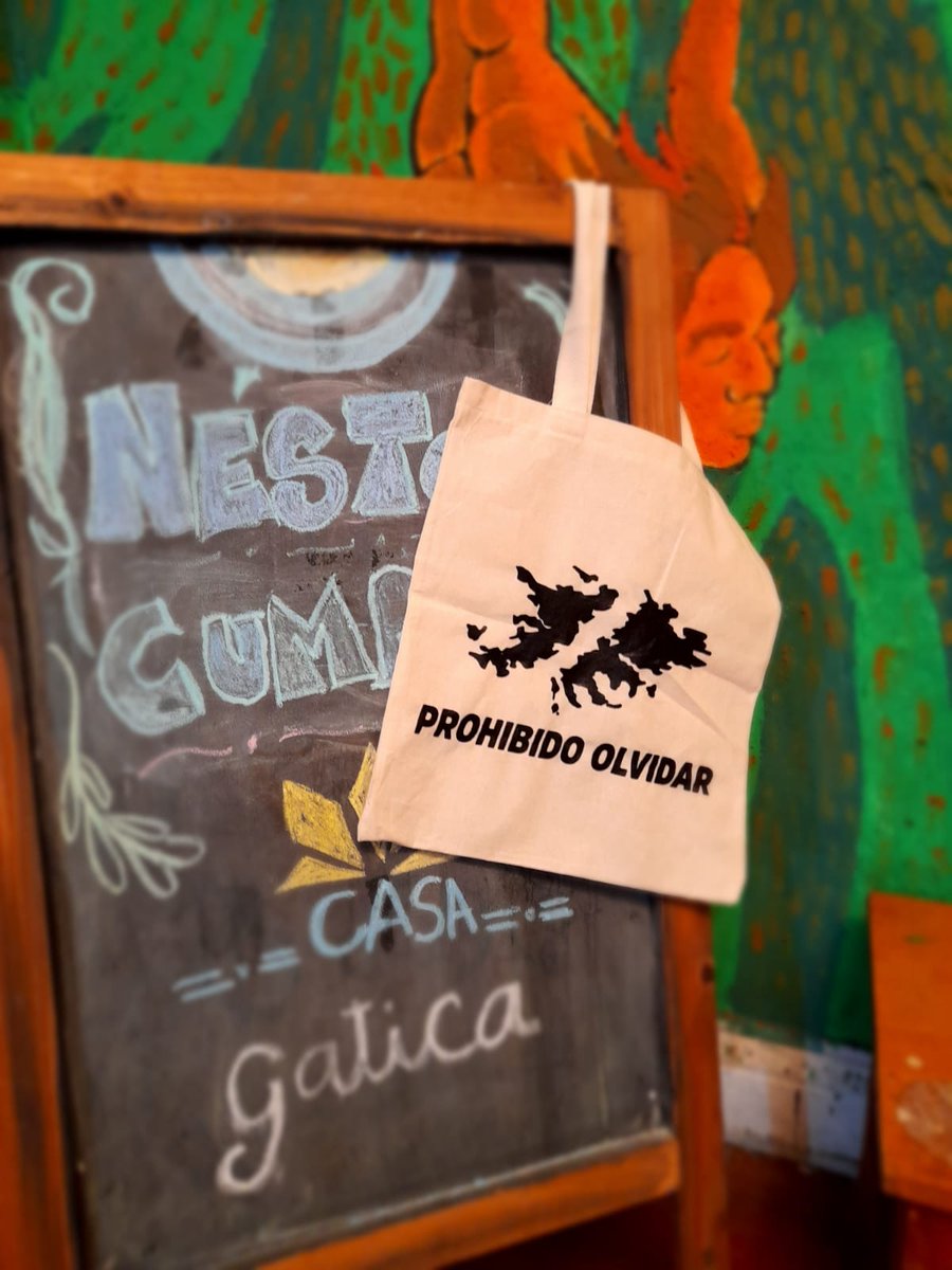 CasaGatica's tweet photo. Hoy lxs compañerxs de @casagatica estampamos bolsas de tela con la imagen de las #MalvinasArgentinas para entregar con el bolsón de mercadería a las familias de #Almagro que concurren a nuestra olla cada sábado. 

¡LAS MALVINAS FUERON, SON Y SERÁN ARGENTINAS! 🇦🇷🇦🇷 https://t.co/MRLP3YlD6y