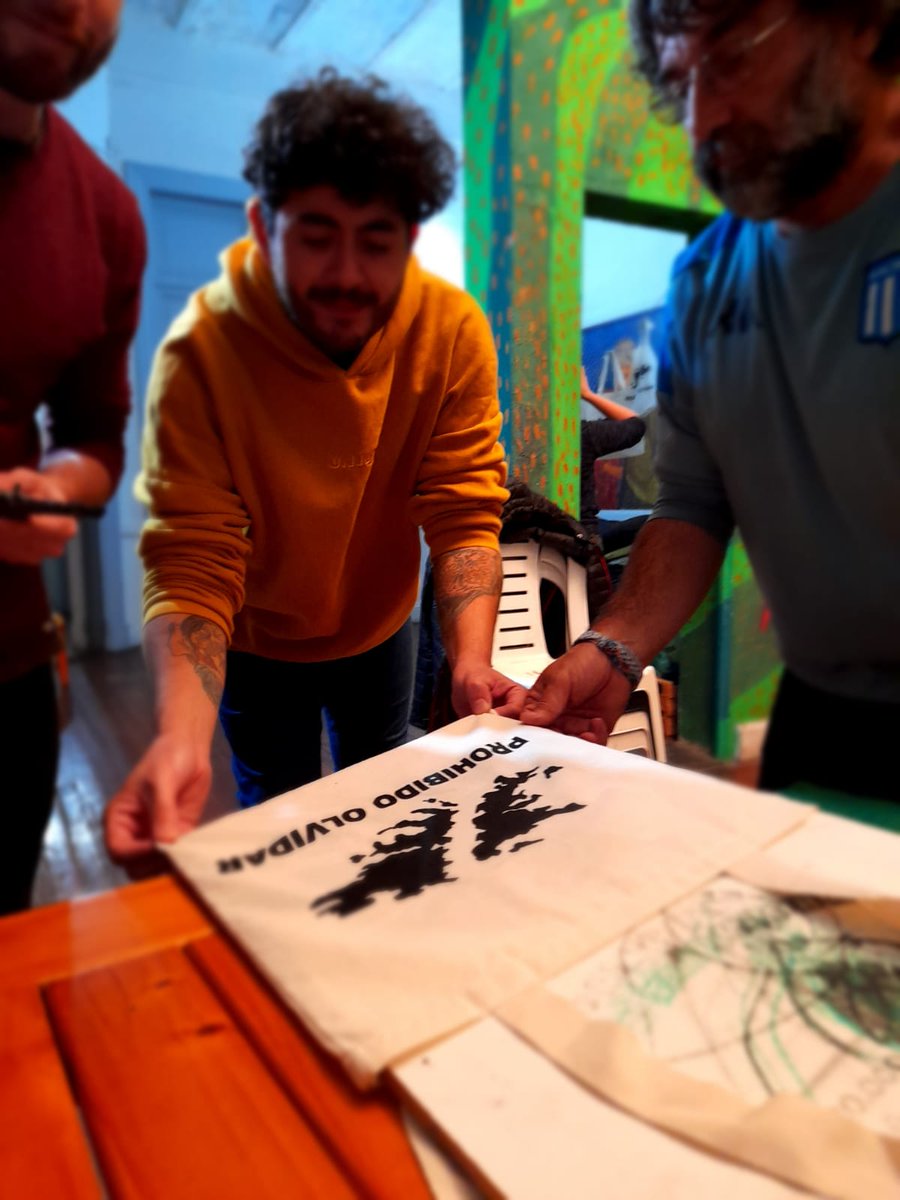 CasaGatica's tweet photo. Hoy lxs compañerxs de @casagatica estampamos bolsas de tela con la imagen de las #MalvinasArgentinas para entregar con el bolsón de mercadería a las familias de #Almagro que concurren a nuestra olla cada sábado. 

¡LAS MALVINAS FUERON, SON Y SERÁN ARGENTINAS! 🇦🇷🇦🇷 https://t.co/MRLP3YlD6y