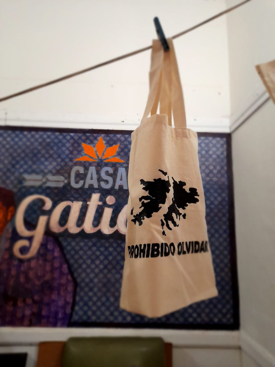 CasaGatica's tweet photo. Hoy lxs compañerxs de @casagatica estampamos bolsas de tela con la imagen de las #MalvinasArgentinas para entregar con el bolsón de mercadería a las familias de #Almagro que concurren a nuestra olla cada sábado. 

¡LAS MALVINAS FUERON, SON Y SERÁN ARGENTINAS! 🇦🇷🇦🇷 https://t.co/MRLP3YlD6y