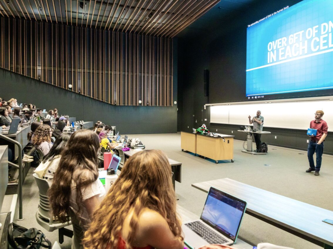 merced2020's tweet photo. Room 120 of the Arts and Computational Sciences (ACS) building is home to an expansive video display that covers most of one wall of the 290-seat lecture hall. #Merced2020 #UCMerced https://t.co/fqgPjtS7aw