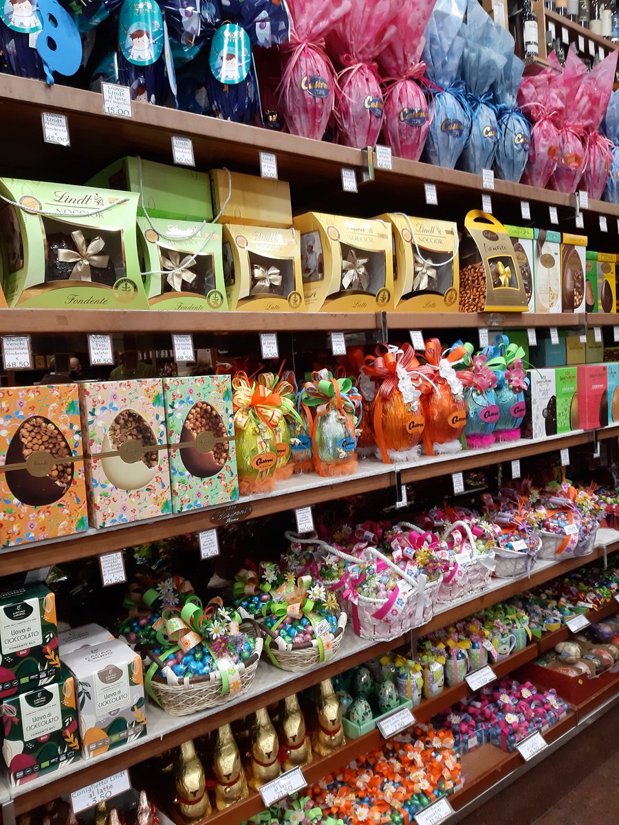 migasocial's tweet photo. Que digo yo que ¿para cuándo la tradición de los #huevos de pascua de chocolate en #España? ¡La pasión de #Italia por esta tradición es increíble! Ojo si te regalan un huevo gigante de #chocolate: debes esperar a #Pascua para comerlo #Pascua2022
📷Fotos en tienda #Castroni #Roma https://t.co/Su3IM6TmL6