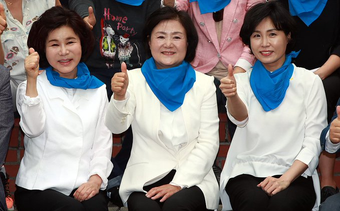 euniciasolution's tweet photo. 대한민국 세금에 빨대 꽂은 법카시스터즈! https://t.co/zcc0v9hIJS