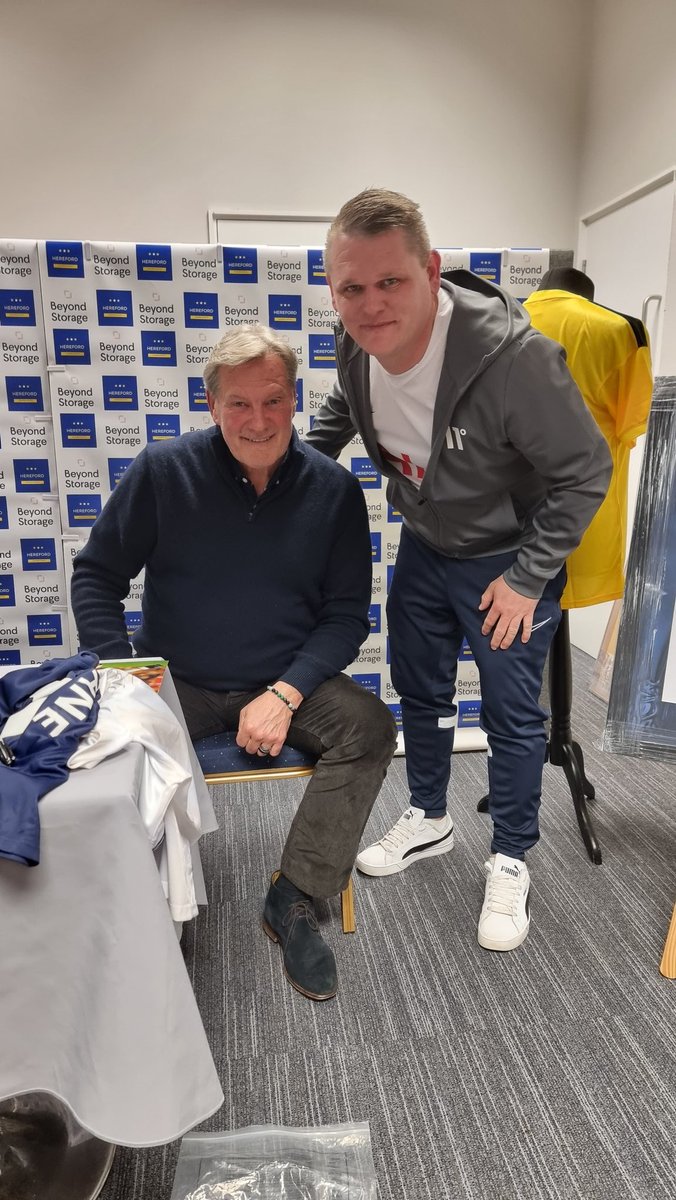 BcmCarlos's tweet photo. What an amazing night massive thanks to  @MrCracknell @JonnyWalker_N17 @GlennHoddle https://t.co/YorfGwbocH