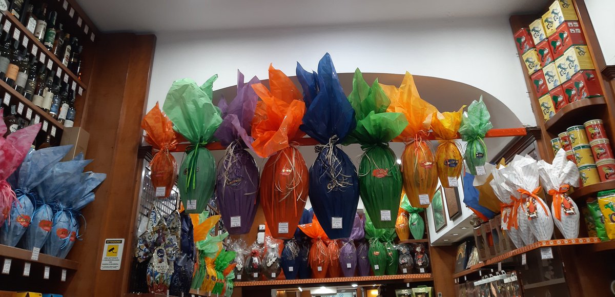 migasocial's tweet photo. Que digo yo que ¿para cuándo la tradición de los #huevos de pascua de chocolate en #España? ¡La pasión de #Italia por esta tradición es increíble! Ojo si te regalan un huevo gigante de #chocolate: debes esperar a #Pascua para comerlo #Pascua2022
📷Fotos en tienda #Castroni #Roma https://t.co/Su3IM6TmL6