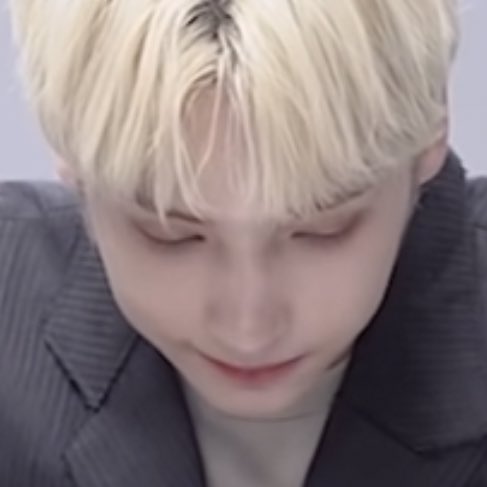 huekasmile's tweet photo. the circumference of huening kai is 2kai r which = 814 🙏 https://t.co/s4Qmzt6jmn