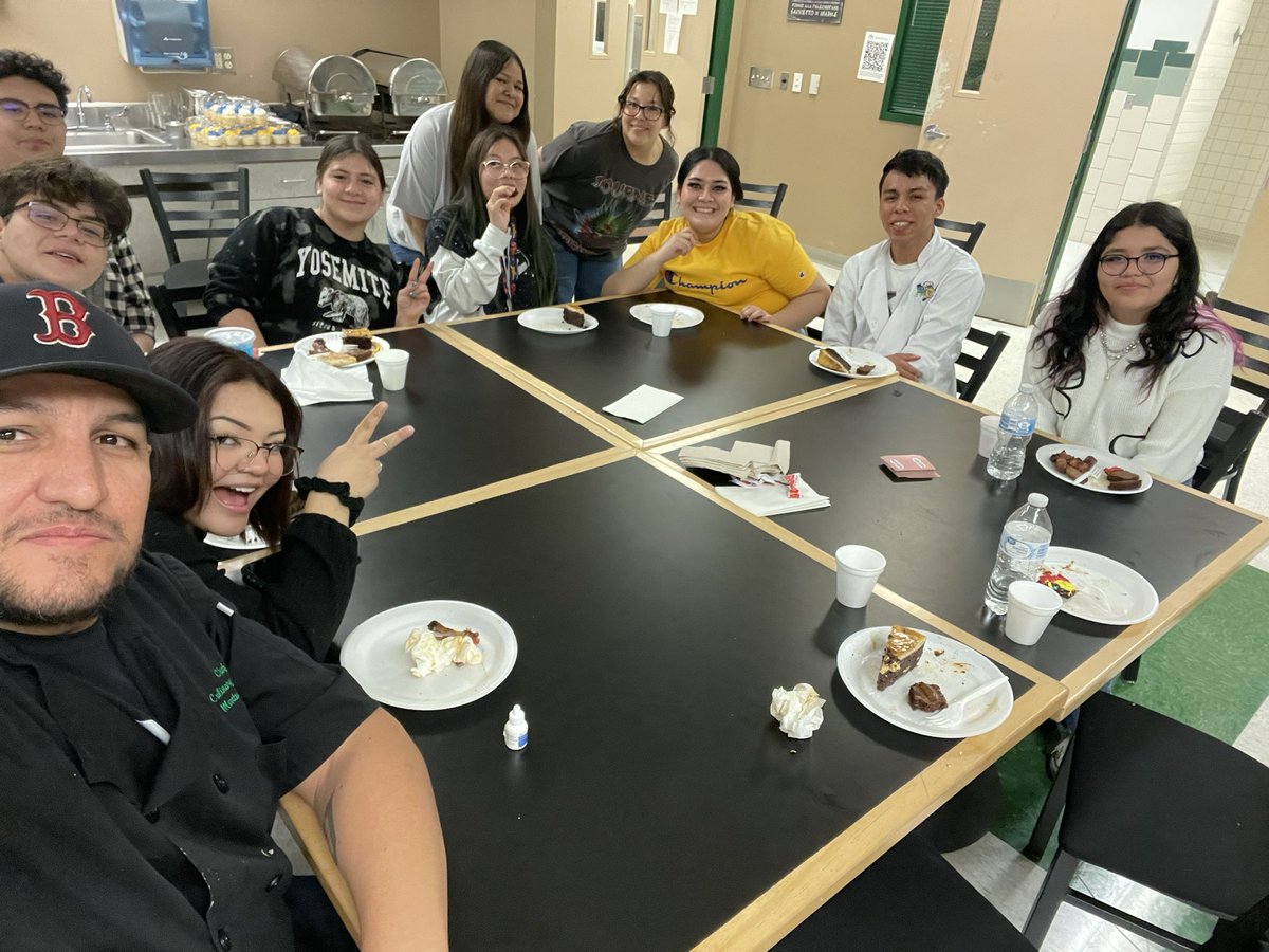 MHSCulinary_MHS's tweet photo. @MontwoodHS culinary club April fools pun potluck! #fantasTAcOday #robertbrowniejr #imabigflanofchef #churromeanalottome https://t.co/NLzzRNaGuy