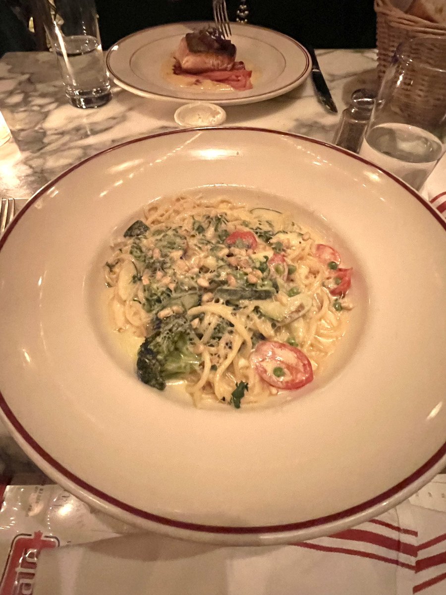 meatlessindc's tweet photo. Pasta Primavera at one of the most iconic restaurants in all of DC, @LeDiplomateDC ♥️
#ledip #ledipdc #lediplomate #lediplomatedc #pastaprimavera #dcvegetarianeats #dcvegetarian #dcvegetarianfood https://t.co/3Ndc9rP4s8