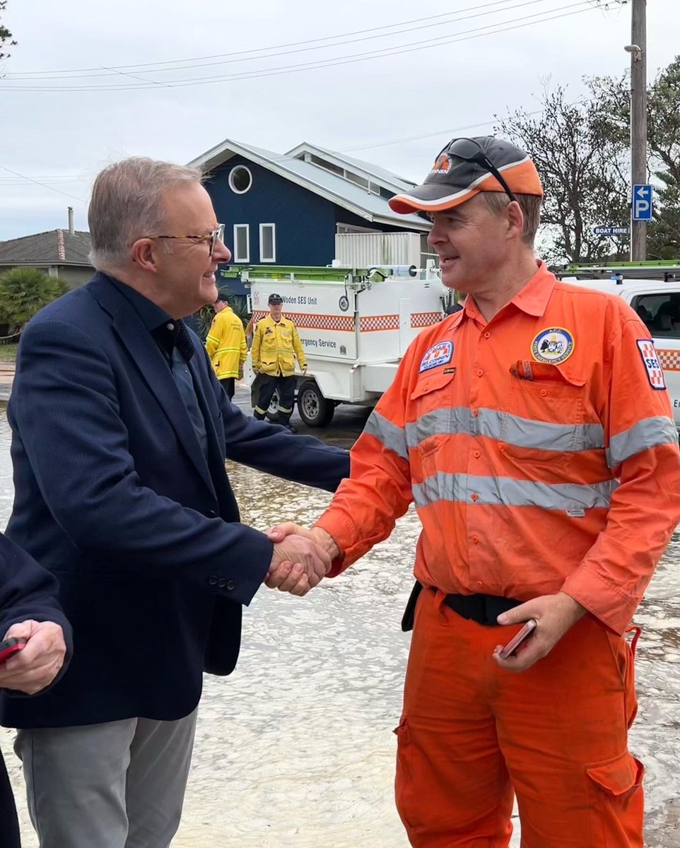 AlboMP's tweet photo. Our SES volunteers do an amazing job with the increased numbers of emergencies – stopped to thank these heroes at Avoca Beach this morning. https://t.co/ifSlzkOXAQ
