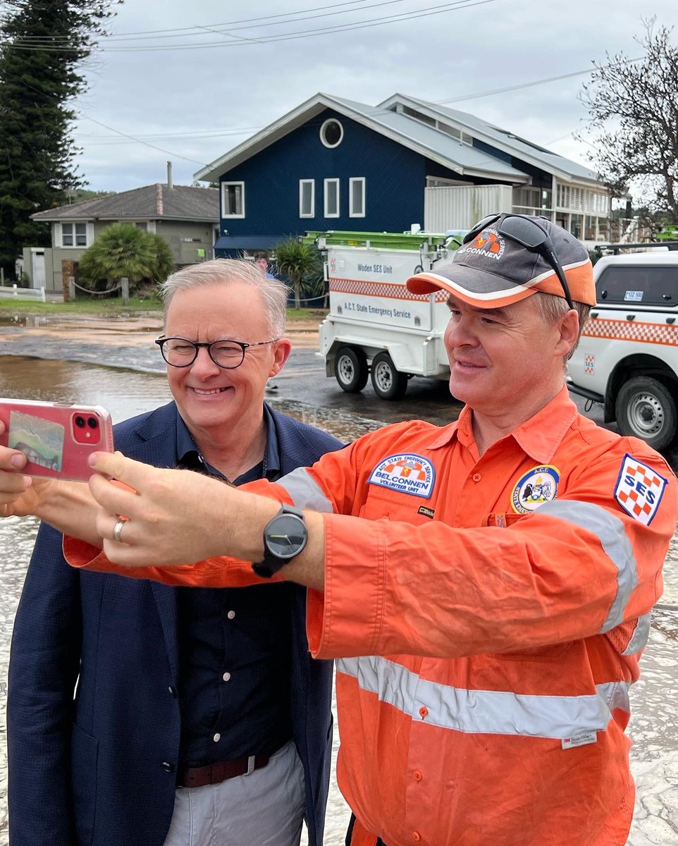 AlboMP's tweet photo. Our SES volunteers do an amazing job with the increased numbers of emergencies – stopped to thank these heroes at Avoca Beach this morning. https://t.co/ifSlzkOXAQ