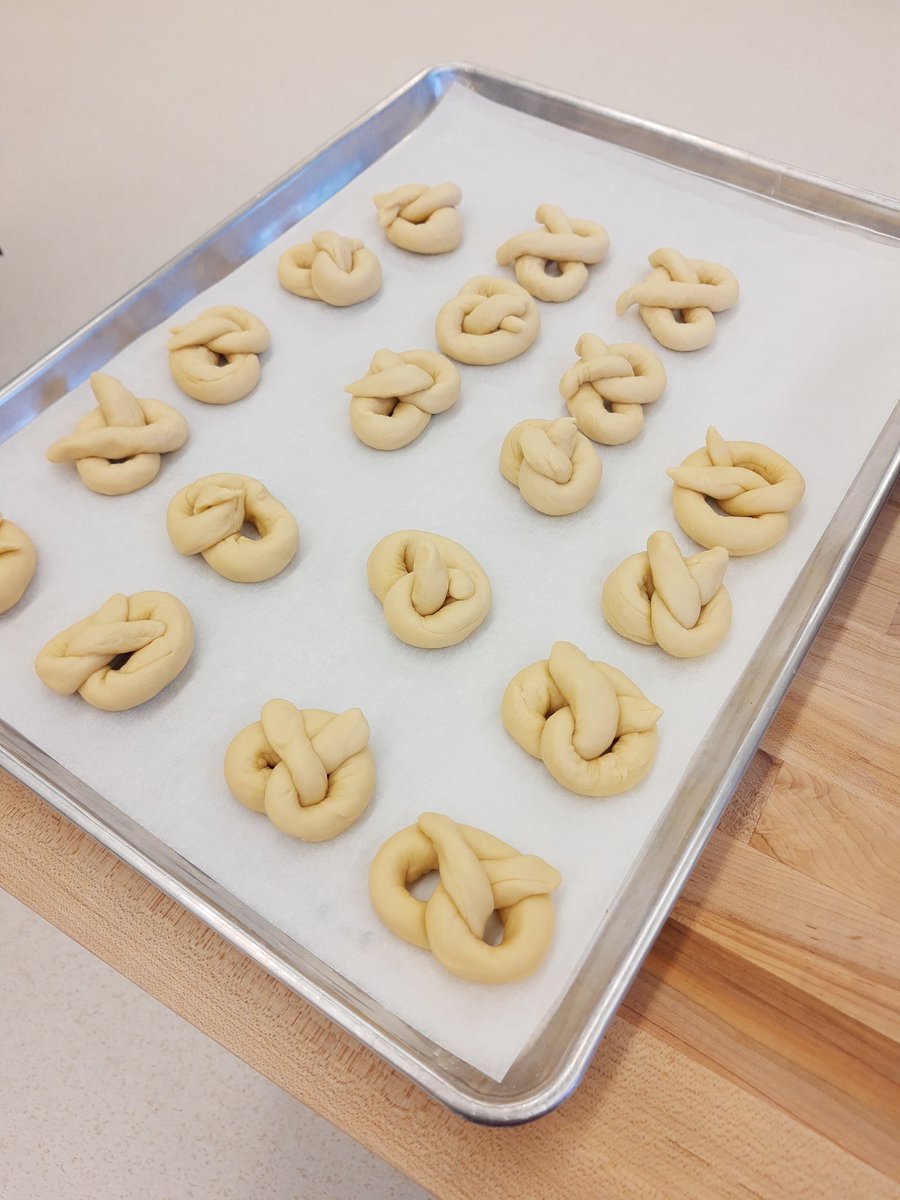msplato1's tweet photo. Pretzel day! @StamfordNation @dsbn @DSBNTech https://t.co/nRcb9D2keV