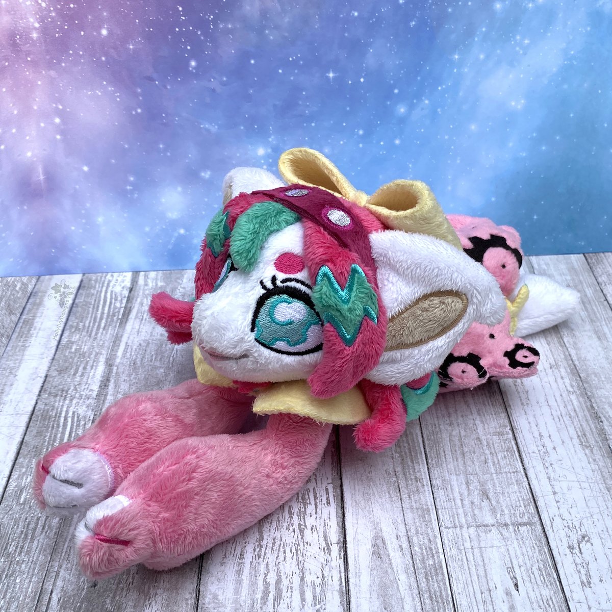 HollyIvyDesigns's tweet photo. Finished pictures for Endie! More info here: https://t.co/PrzU6q0wRT #plush #plushie #kryptox https://t.co/JCRwtkXjqw