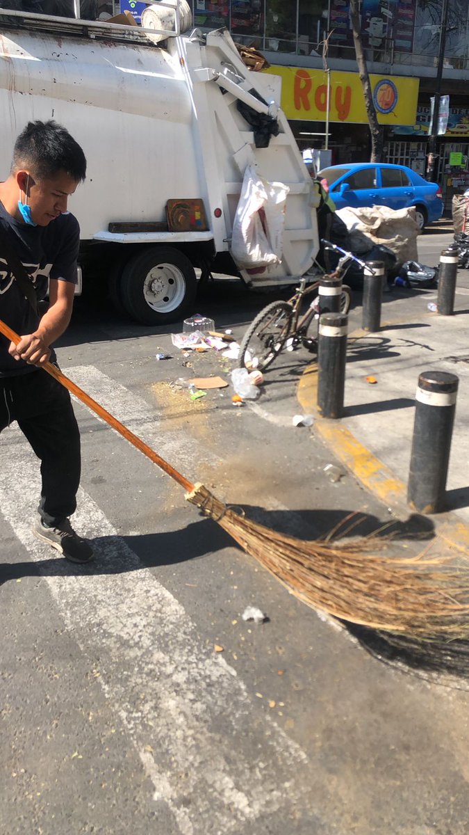 centro_alcaldia's tweet photo. Diariamente recorremos las calles de la demarcación para realizar labores de #limpia y #recolección, ¡ayúdanos entregando tus residuos al 🗑️🚛camión!
🧹#Plaza del Centro Cultural José Martí, #ColCentro
🧹#ColCuauhtémoc
🧹#ColSantaMaríaLaRibera https://t.co/NX8HJKSIrj
