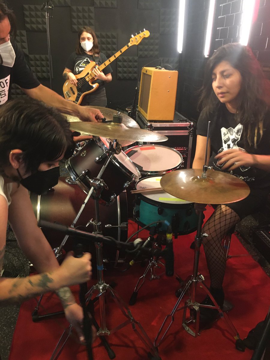 LasFokinBiches's tweet photo. Ayer, preparando el set en #HouseofVans
#NowGirlsRule https://t.co/HQvP6SOnAn