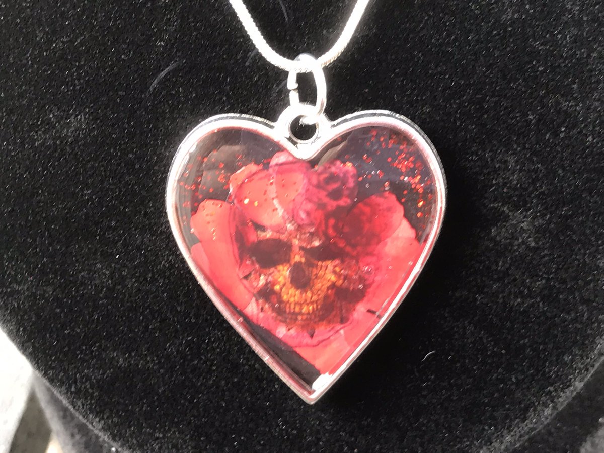 tiffydawn323's tweet photo. Open bezel resin pendant necklace with pressed flower, glitter, and skull design. 21” silver snake chain. This will be listed on my Etsy shop soon! $20 + S&amp;H. 

#handmade #resinart #openbezel #pressedflowers #skullart #silver #etsyfinds https://t.co/Iu21NJil4n