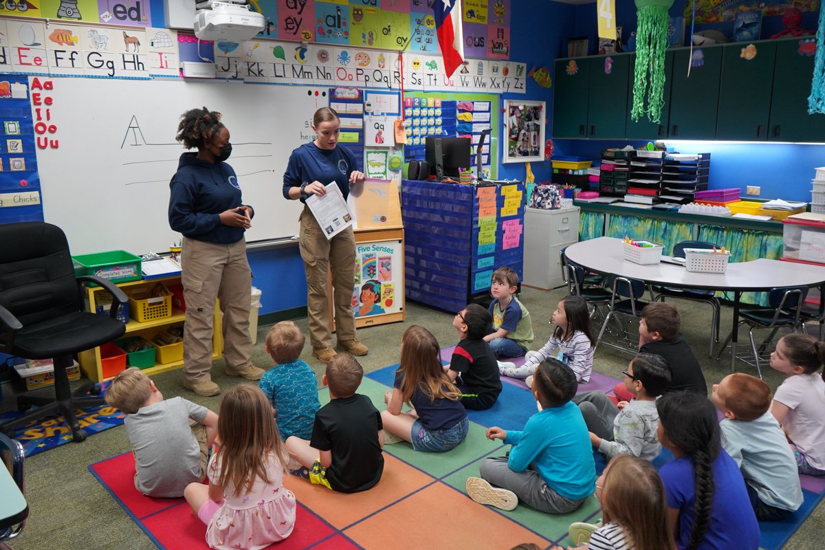 ArlingtonPD's tweet image. Kacie and Iyona with our AISD Hometown Recruiting Program came up with a great idea they shared at JB Little Elem today, a 9-1-1 info card to give to each student, so when calling 9-1-1 they would have easy access to important info needed by our telecommunicators!

#NiceWork!