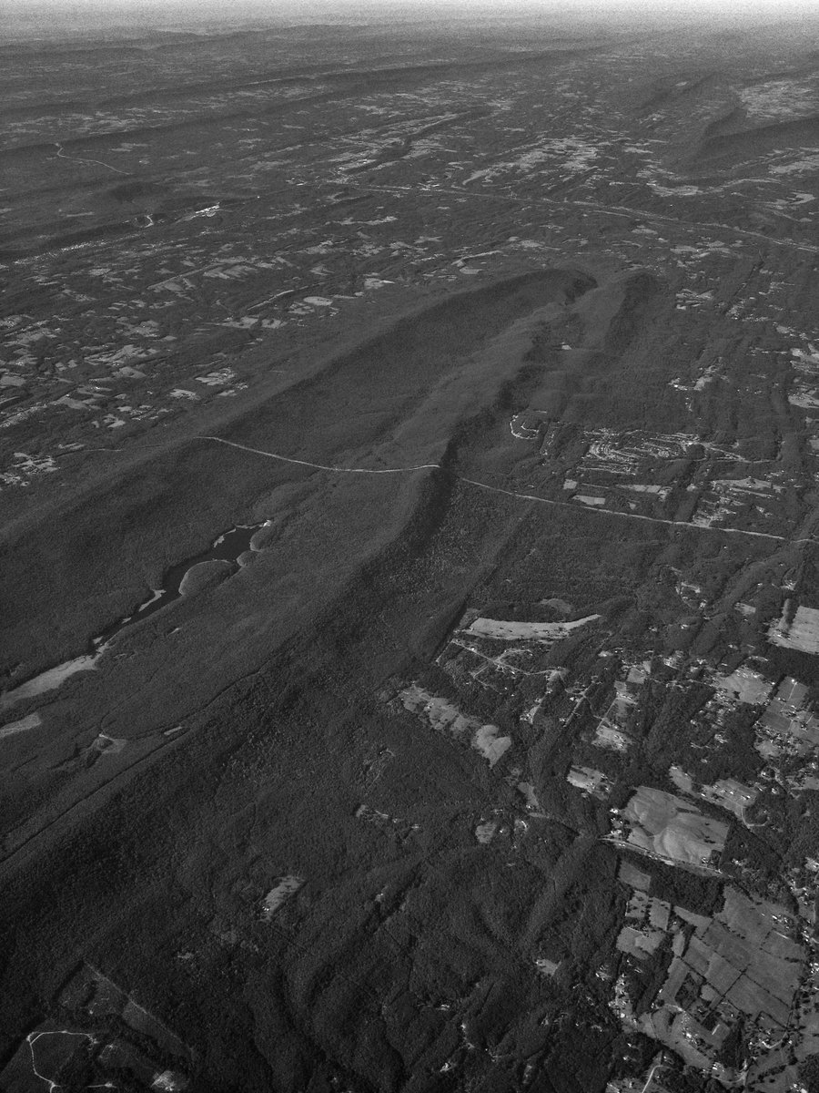 RocDrAdventures's tweet photo. Who said rocks don't bend? View of the Appalachian Mountains from 31000 feet. They have seen it all, uplift, erosion, collision, folding, faulting, glaciation... rinse and repeat a few billion years. #Geology #Geomorphology #AppalachianMountains #Folds #Deformation #GeoStructures https://t.co/eDOCZ5gtSM