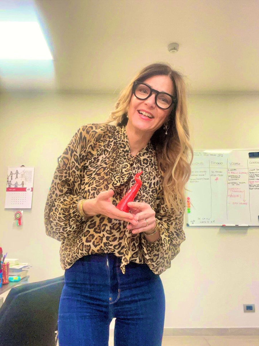 laura_ravazzoni's tweet photo. Un amico napoletano oggi mi ha regalato un corno “verace”. Accattivarsi la fortuna certo male non fa. Ma tocca a noi, sempre, decidere se giocare le nostre carte oppure consegnarci a quel che accade, passivamente.
Io, finché posso, gioco.
(E buona fortuna a tutti!)
#anteas #al19 https://t.co/TnWn7FjOy6