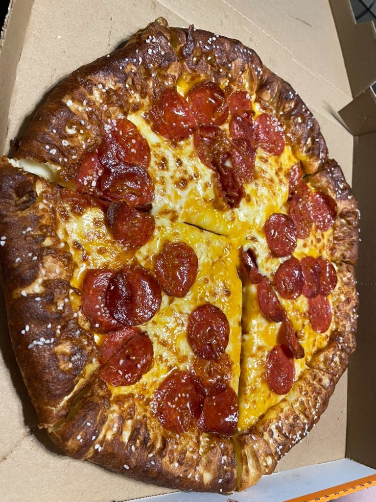 HCHecxz's tweet photo. @littlecaesars If you loved us that much - it would of never left the menu to begin with. #PretzelGate #BringItBack 🥨 🍕 https://t.co/9dTzhHP5sc